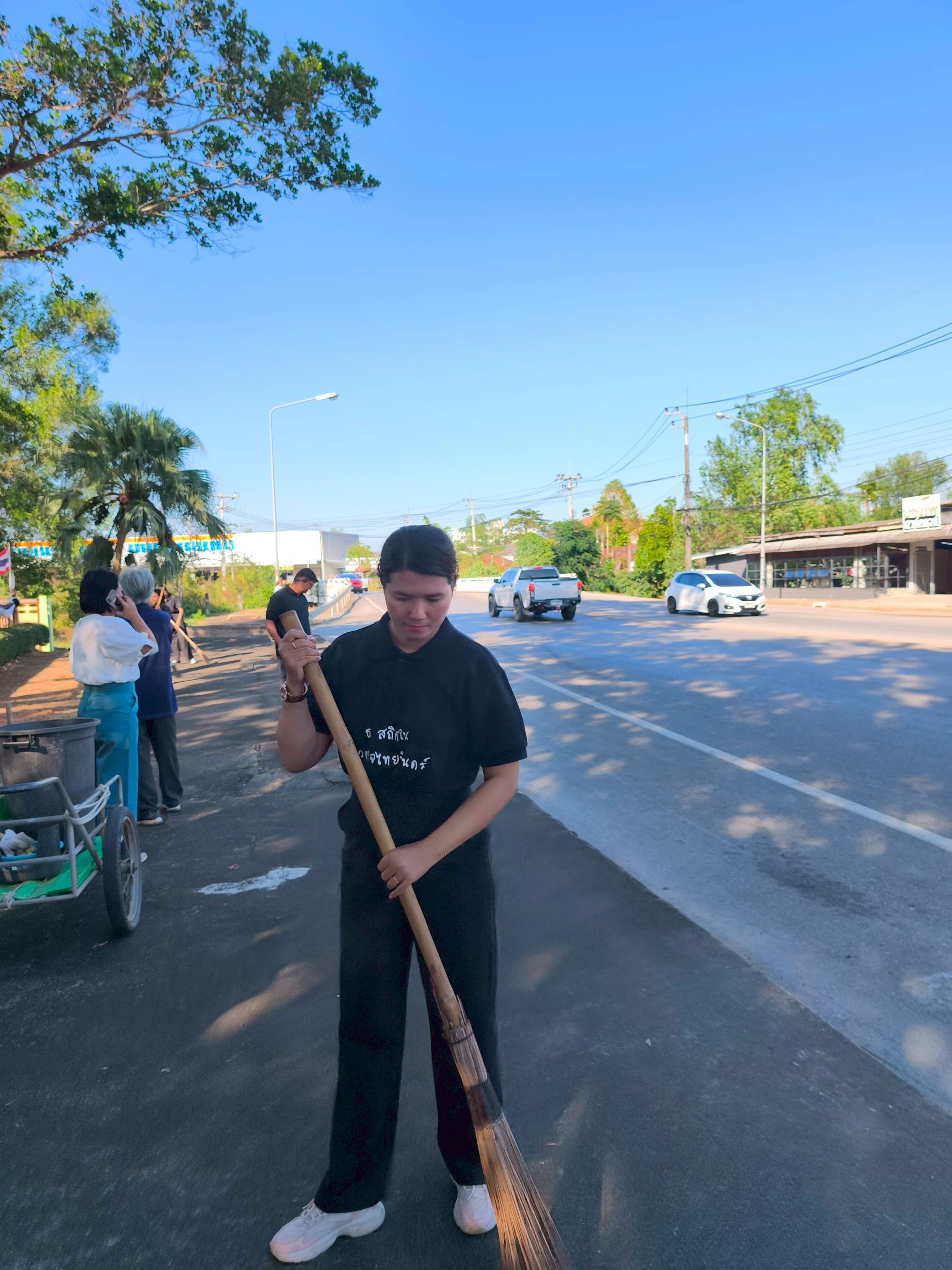 title - ส.ป.ก. จันทบุรี จัดกิจกรรมจิตอาสาบำเพ็ญสาธารณประโยชน์และบำเพ็ญสาธารณกุศล เนื่องในวันคล้ายวันพระบรมราชสมภพ พระบาทสมเด็จพระบรมชนกาธิเบศร มหาภูมิพลอดุลยเดชมหาราช บรมนาถบพิตร และวันพ่อแห่งชาติ 5 ธันวาคม 2568 และกิจกรรมรวมพลังแห่งความภักดี